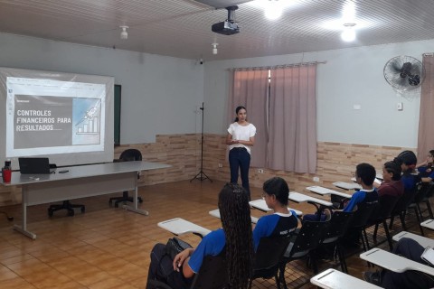 Atendidos do pré-aprendiz participaram de uma palestra relacionada a controle financeiro