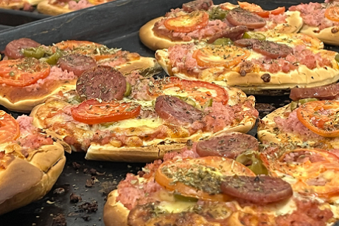 Por meio de doação do Mesa Brasil, adolescentes atendidos recebem pizzas como lanche nesta quarta, 5
